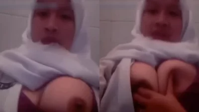 Hijab Pamer Toket Gede di Toilet