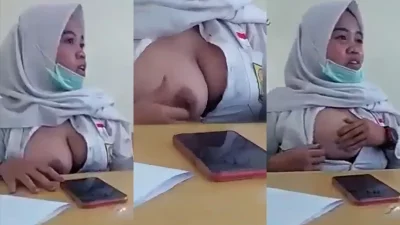 SMA Hijab Tobrut Pamer Tetek di Kelas